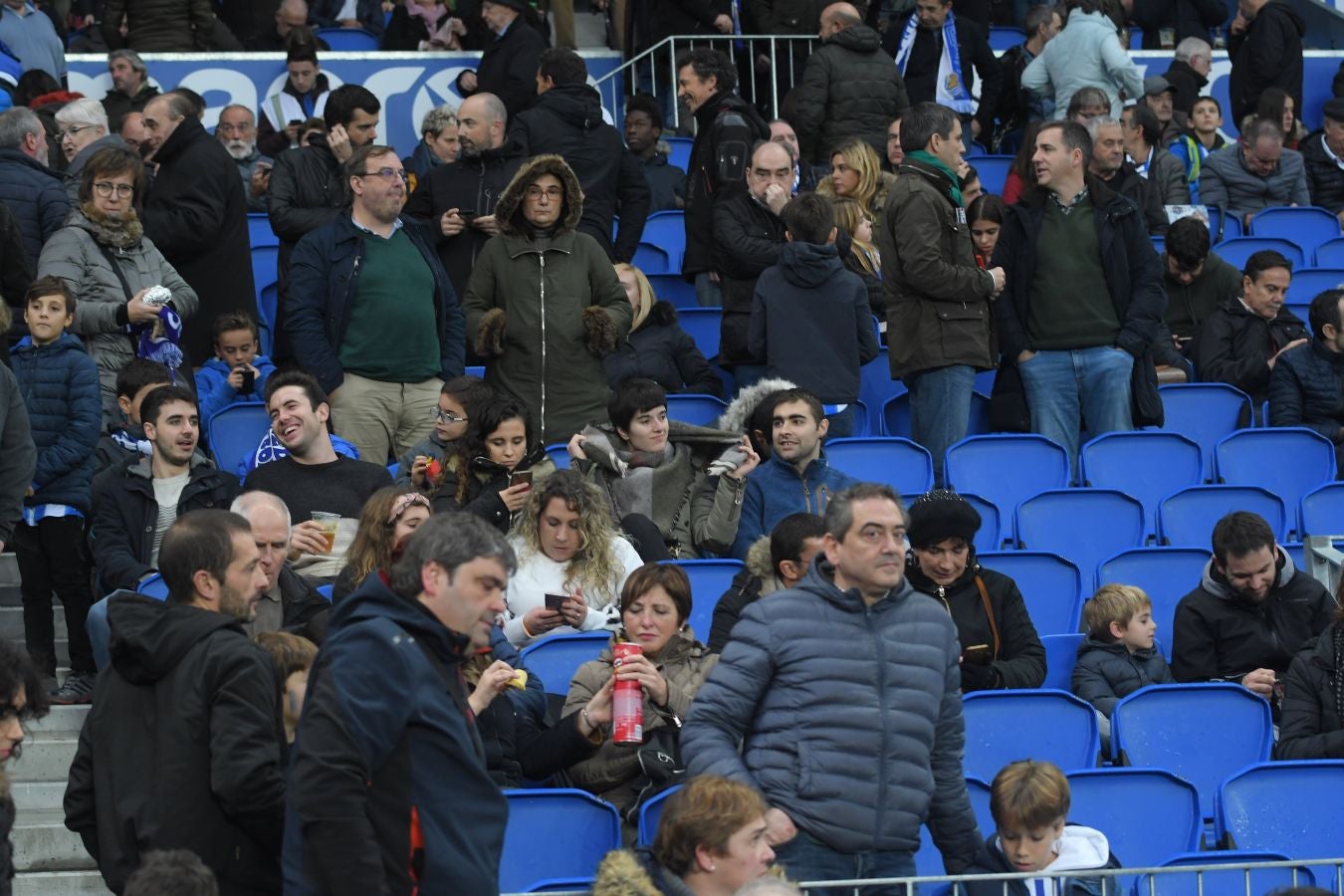 Seguidores de la Real Sociedad y Eibar han desafiado al mal tiempo y han teñido con sus colores la Parte Vieja donostiarra 