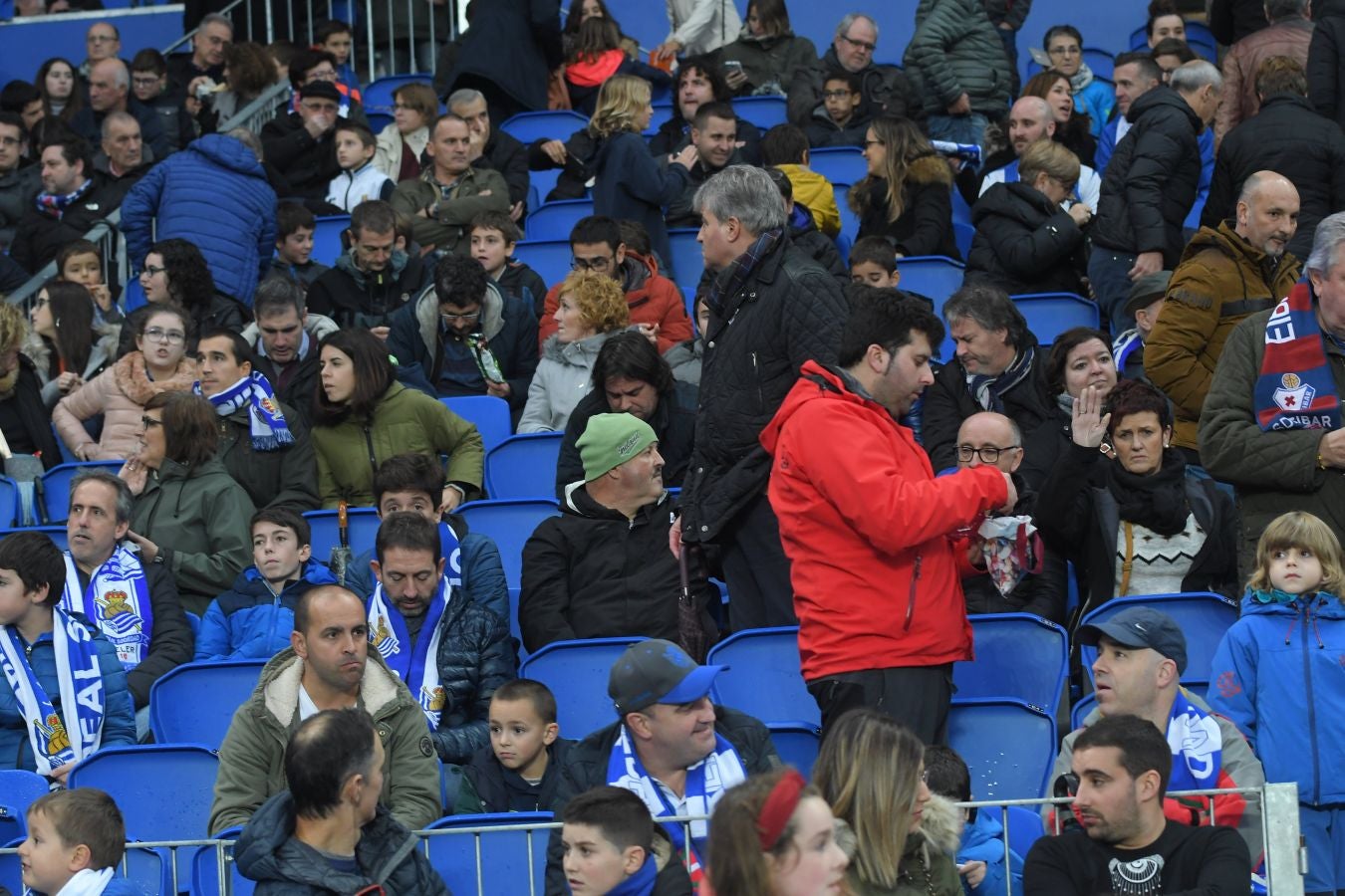 Seguidores de la Real Sociedad y Eibar han desafiado al mal tiempo y han teñido con sus colores la Parte Vieja donostiarra 