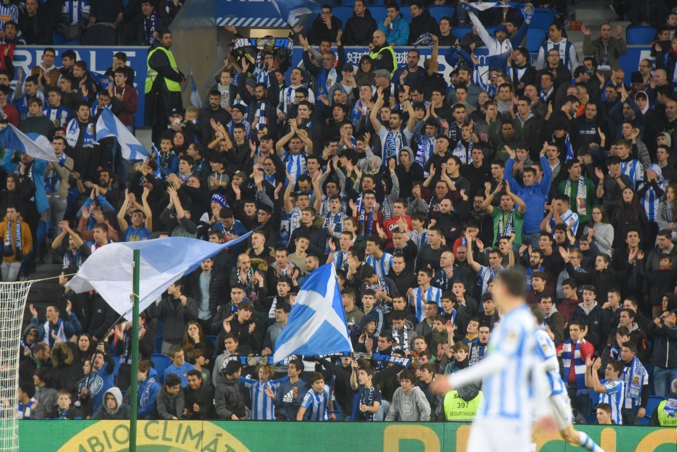 Seguidores de la Real Sociedad y Eibar han desafiado al mal tiempo y han teñido con sus colores la Parte Vieja donostiarra 