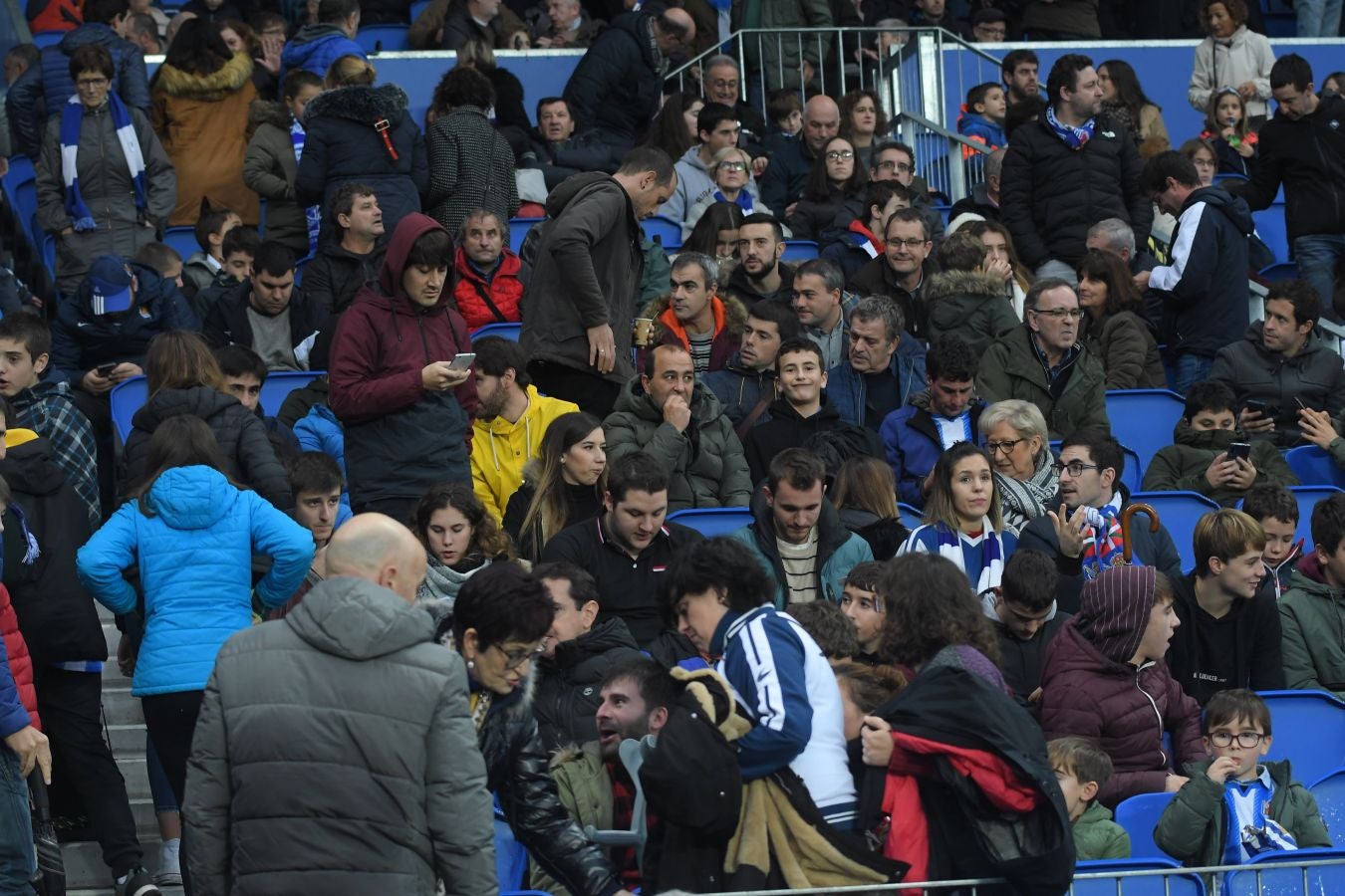 Seguidores de la Real Sociedad y Eibar han desafiado al mal tiempo y han teñido con sus colores la Parte Vieja donostiarra 