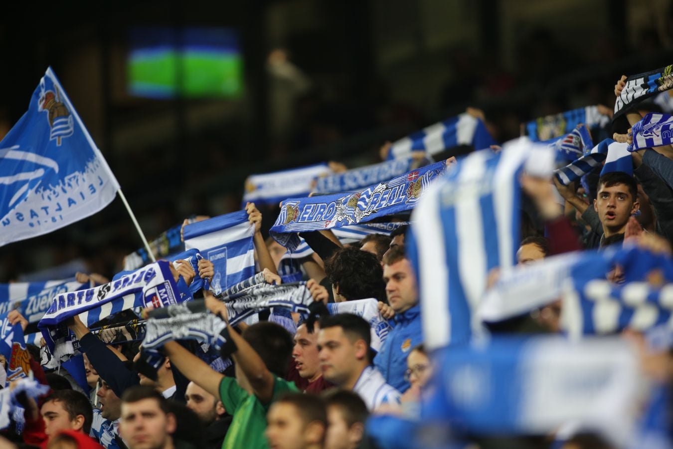 Seguidores de la Real Sociedad y Eibar han desafiado al mal tiempo y han teñido con sus colores la Parte Vieja donostiarra 