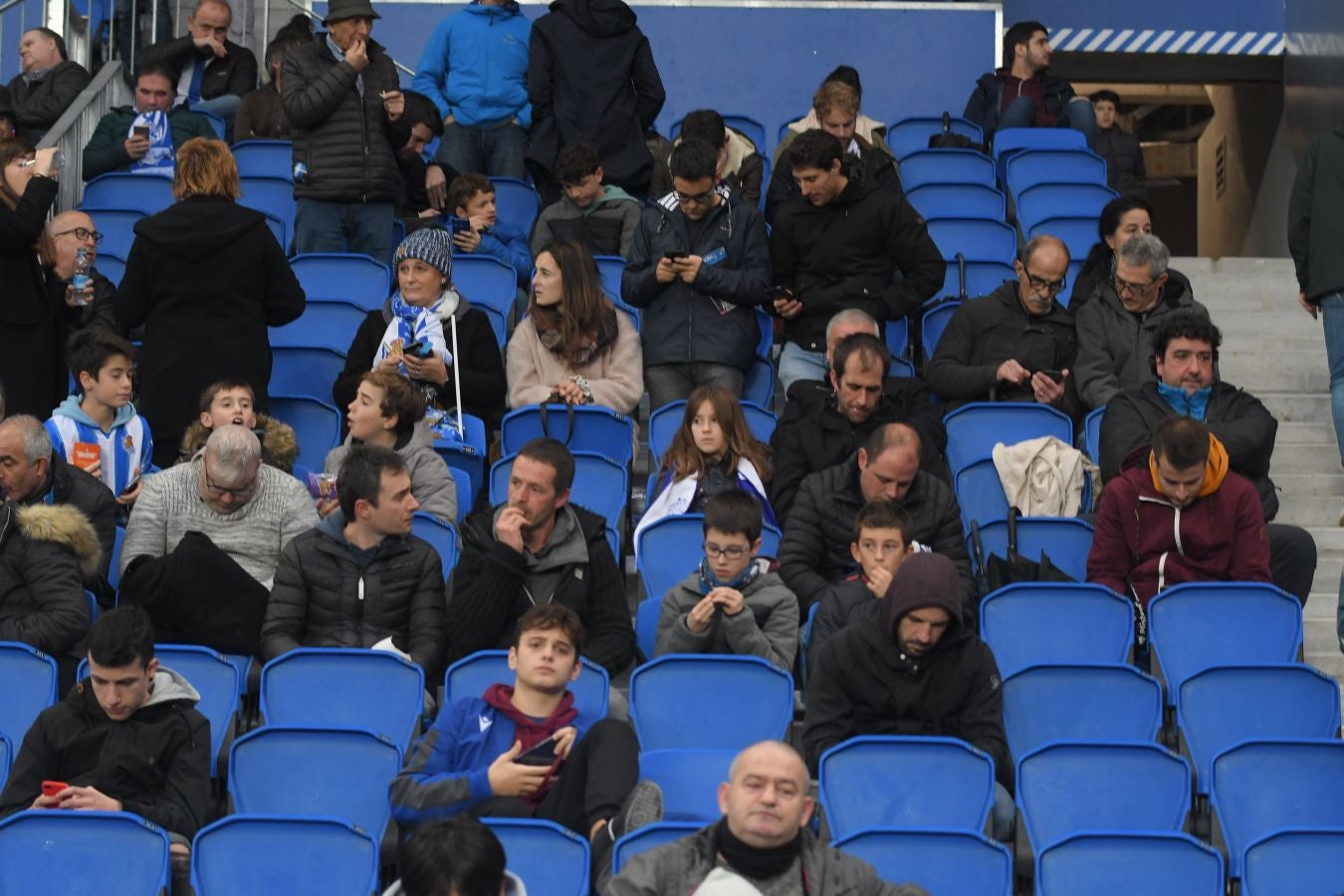 Seguidores de la Real Sociedad y Eibar han desafiado al mal tiempo y han teñido con sus colores la Parte Vieja donostiarra 