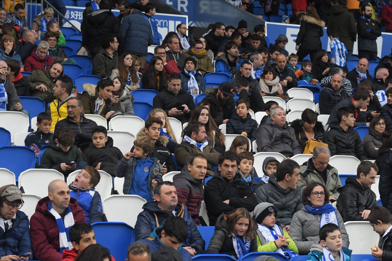 Seguidores de la Real Sociedad y Eibar han desafiado al mal tiempo y han teñido con sus colores la Parte Vieja donostiarra 