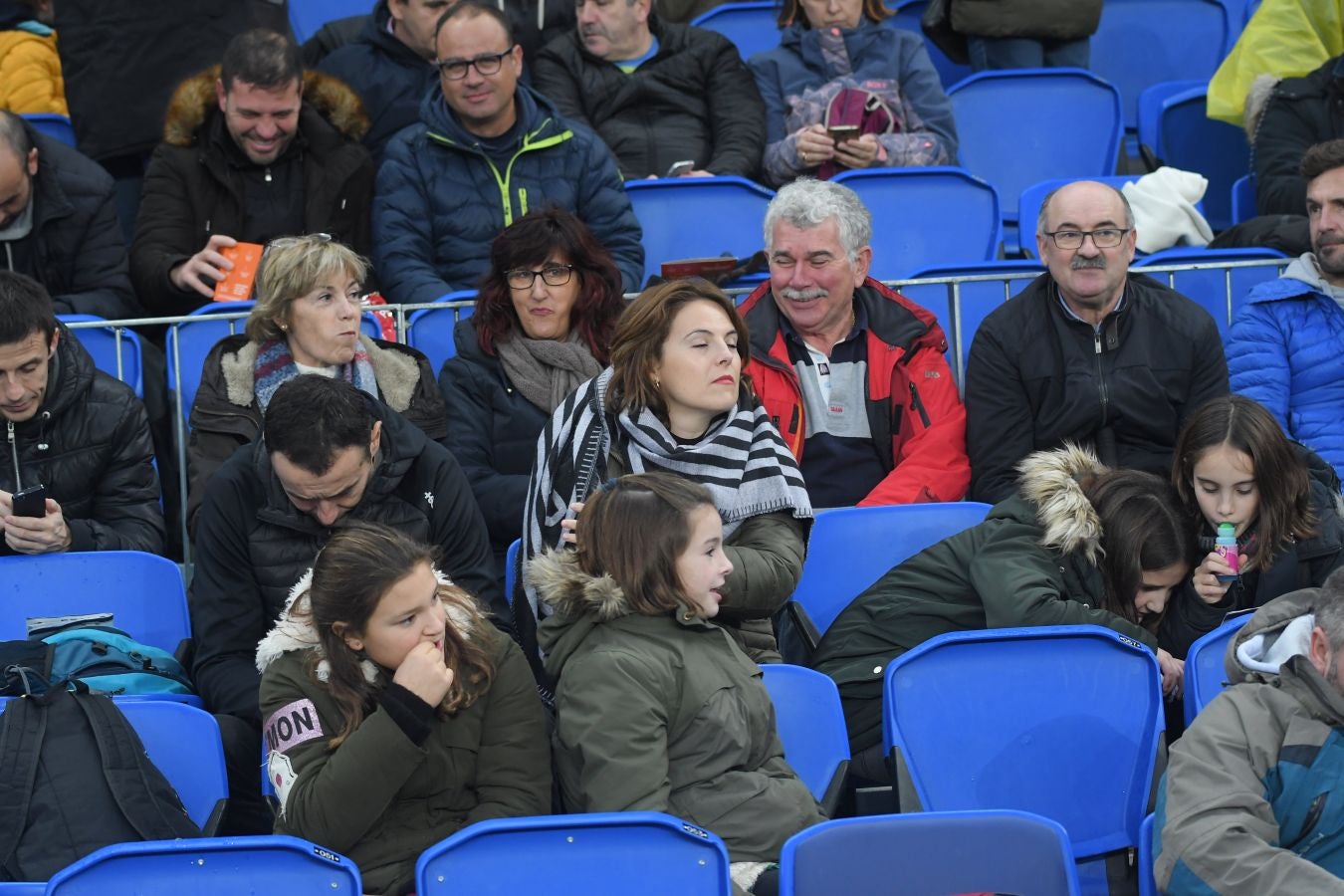 Seguidores de la Real Sociedad y Eibar han desafiado al mal tiempo y han teñido con sus colores la Parte Vieja donostiarra 