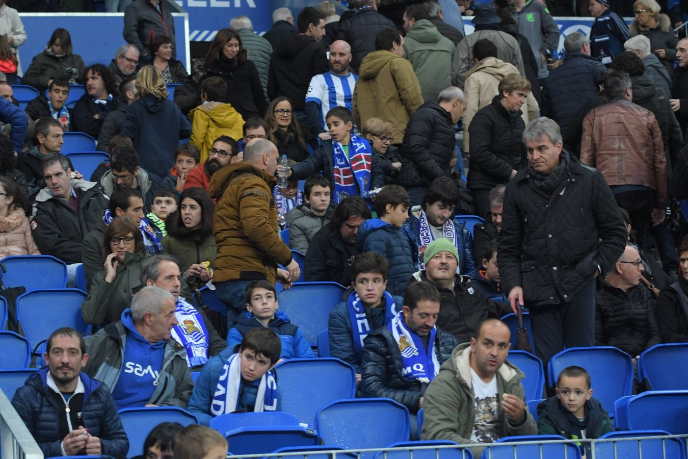 Seguidores de la Real Sociedad y Eibar han desafiado al mal tiempo y han teñido con sus colores la Parte Vieja donostiarra 