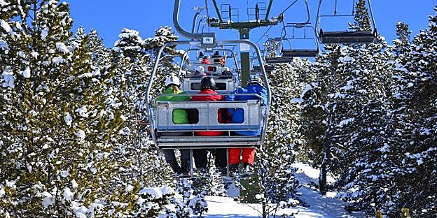 Unos esquiadores ascienden a la pista del Dossau, en Beret, en medio de un paisaje espectacular.