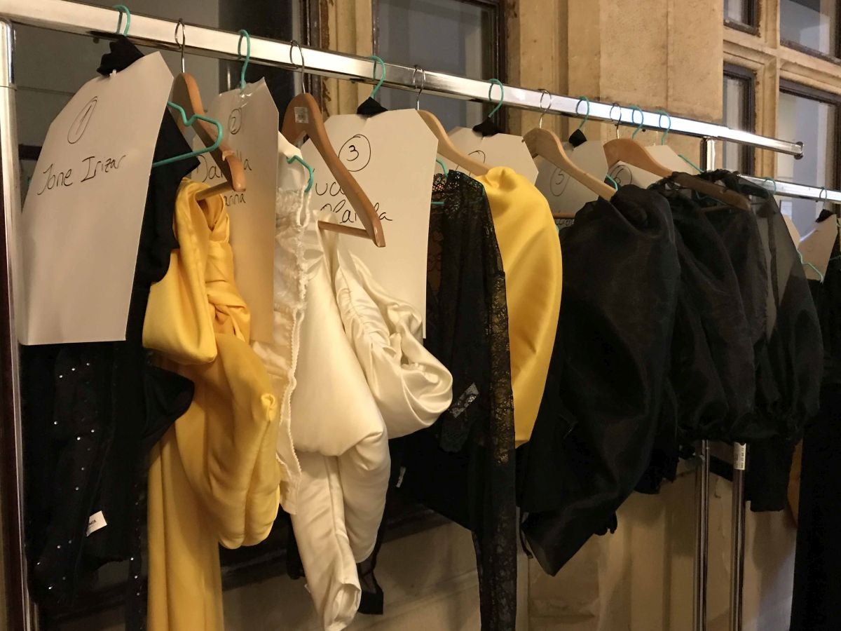 Nos colamos en Wed in San Sebastián para vivir los nervios, las pruebas de vestuario y los últimos retoques previos al evento presentación de la Feria hoy a partir de las 17:30 horas en el Palacio de Miramar