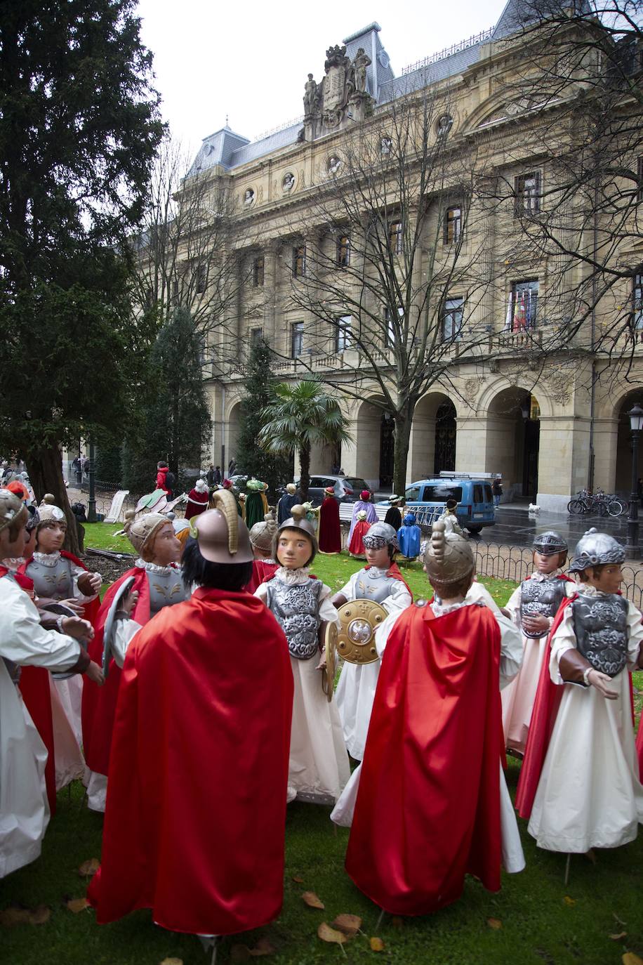 La Navidad está cada vez más cerca y su ambiente ya se respira en San Sebastián. Una prueba es que tanto niños como adultos pueden admirar un año más el Belén de la Plaza Gipuzkoa, frente a la sede de la Diputación