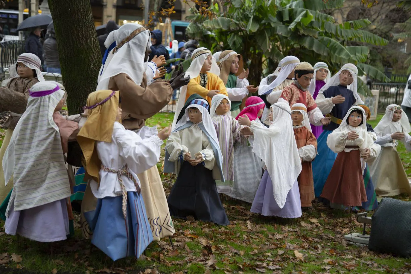 La Navidad está cada vez más cerca y su ambiente ya se respira en San Sebastián. Una prueba es que tanto niños como adultos pueden admirar un año más el Belén de la Plaza Gipuzkoa, frente a la sede de la Diputación