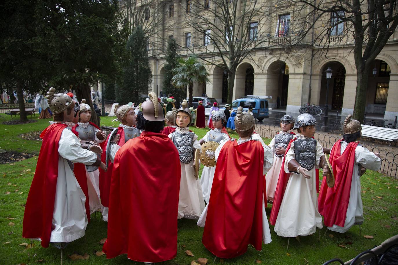 La Navidad está cada vez más cerca y su ambiente ya se respira en San Sebastián. Una prueba es que tanto niños como adultos pueden admirar un año más el Belén de la Plaza Gipuzkoa, frente a la sede de la Diputación