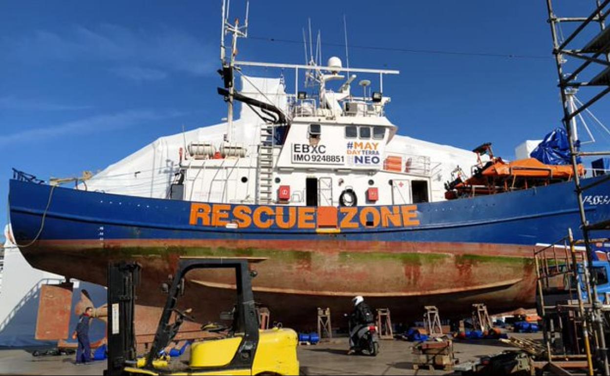 El 'Aita Mari' en el astillero de Atenas en el que será puesto a punto.