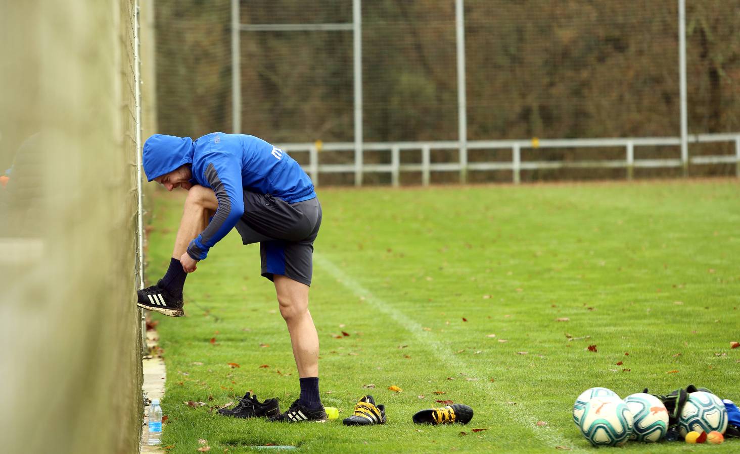 El atacante txuri-urdin no se ha podido entrenar junto al resto de sus compañeros. Illarramendi ha realizado ejercicios sobre el terreno de juego. 