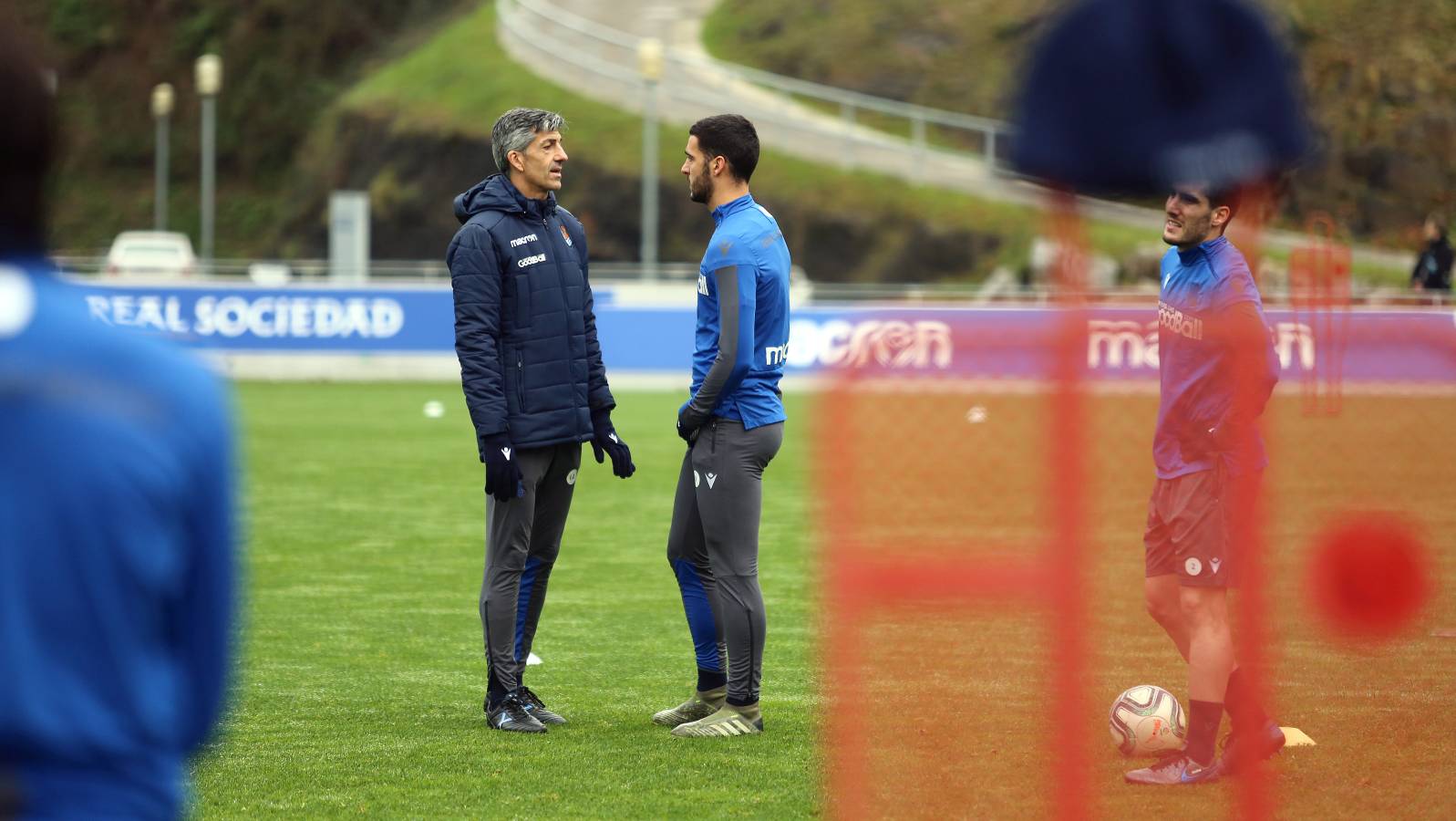 El atacante txuri-urdin no se ha podido entrenar junto al resto de sus compañeros. Illarramendi ha realizado ejercicios sobre el terreno de juego. 