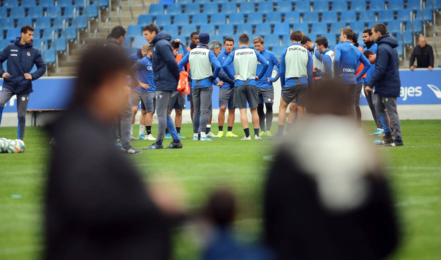 El atacante txuri-urdin no se ha podido entrenar junto al resto de sus compañeros. Illarramendi ha realizado ejercicios sobre el terreno de juego. 