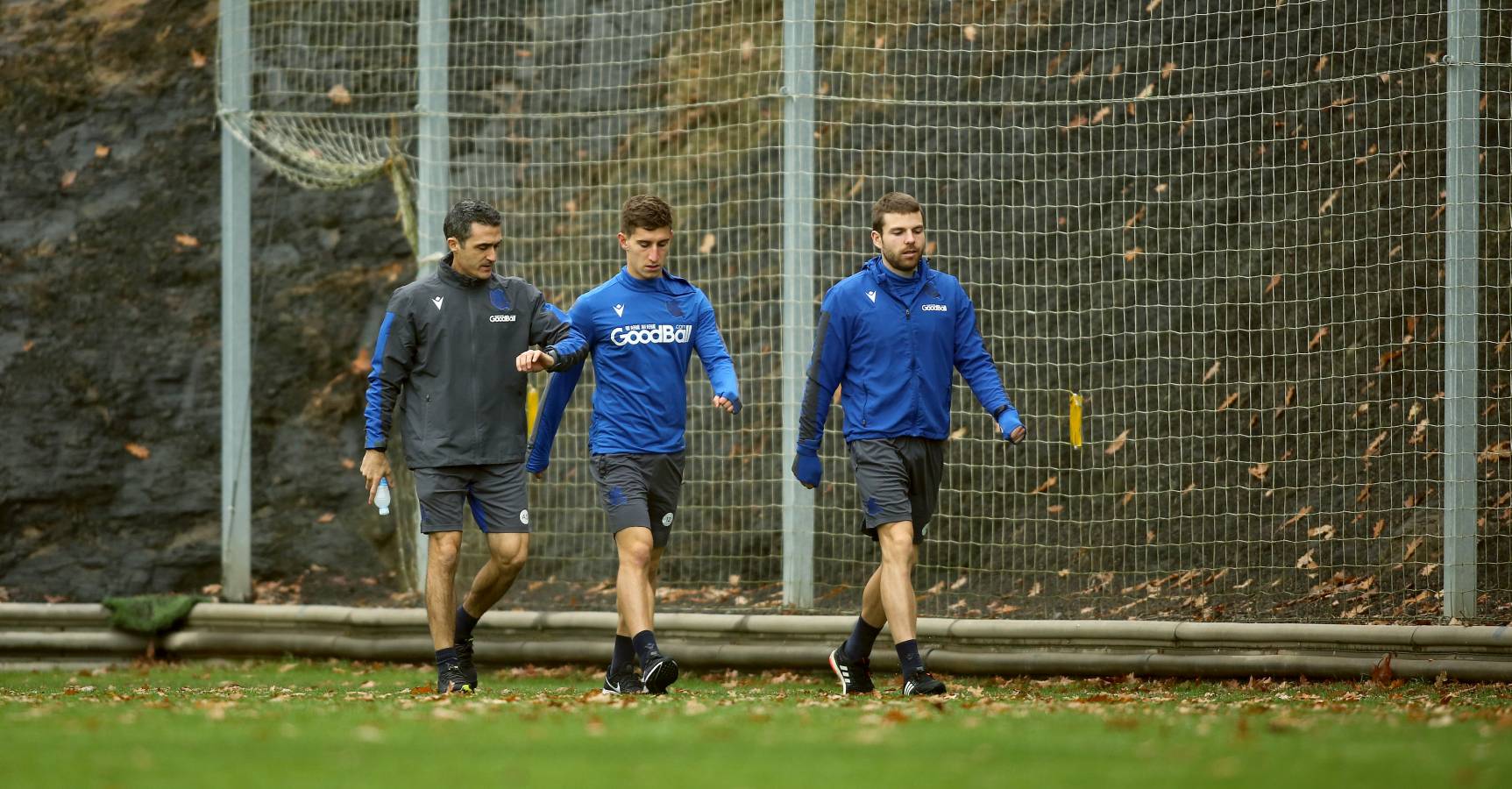 El atacante txuri-urdin no se ha podido entrenar junto al resto de sus compañeros. Illarramendi ha realizado ejercicios sobre el terreno de juego. 
