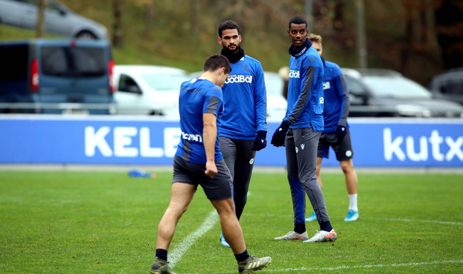 El atacante txuri-urdin no se ha podido entrenar junto al resto de sus compañeros. Illarramendi ha realizado ejercicios sobre el terreno de juego. 