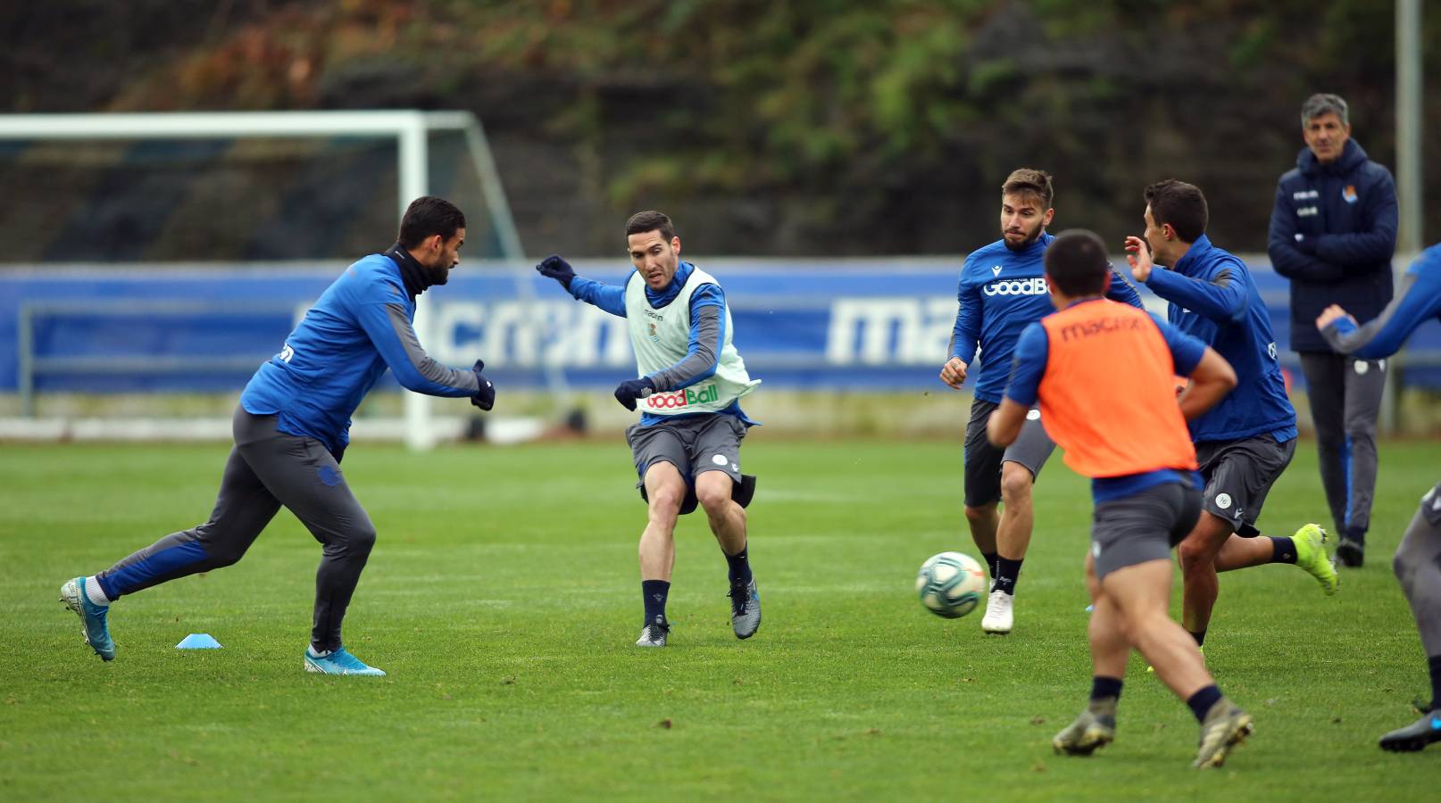 El atacante txuri-urdin no se ha podido entrenar junto al resto de sus compañeros. Illarramendi ha realizado ejercicios sobre el terreno de juego. 