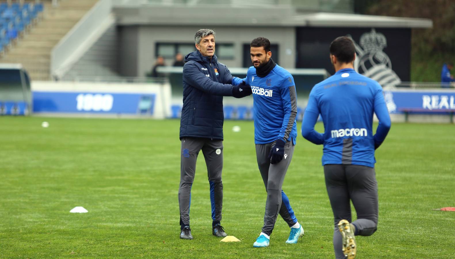 El atacante txuri-urdin no se ha podido entrenar junto al resto de sus compañeros. Illarramendi ha realizado ejercicios sobre el terreno de juego. 