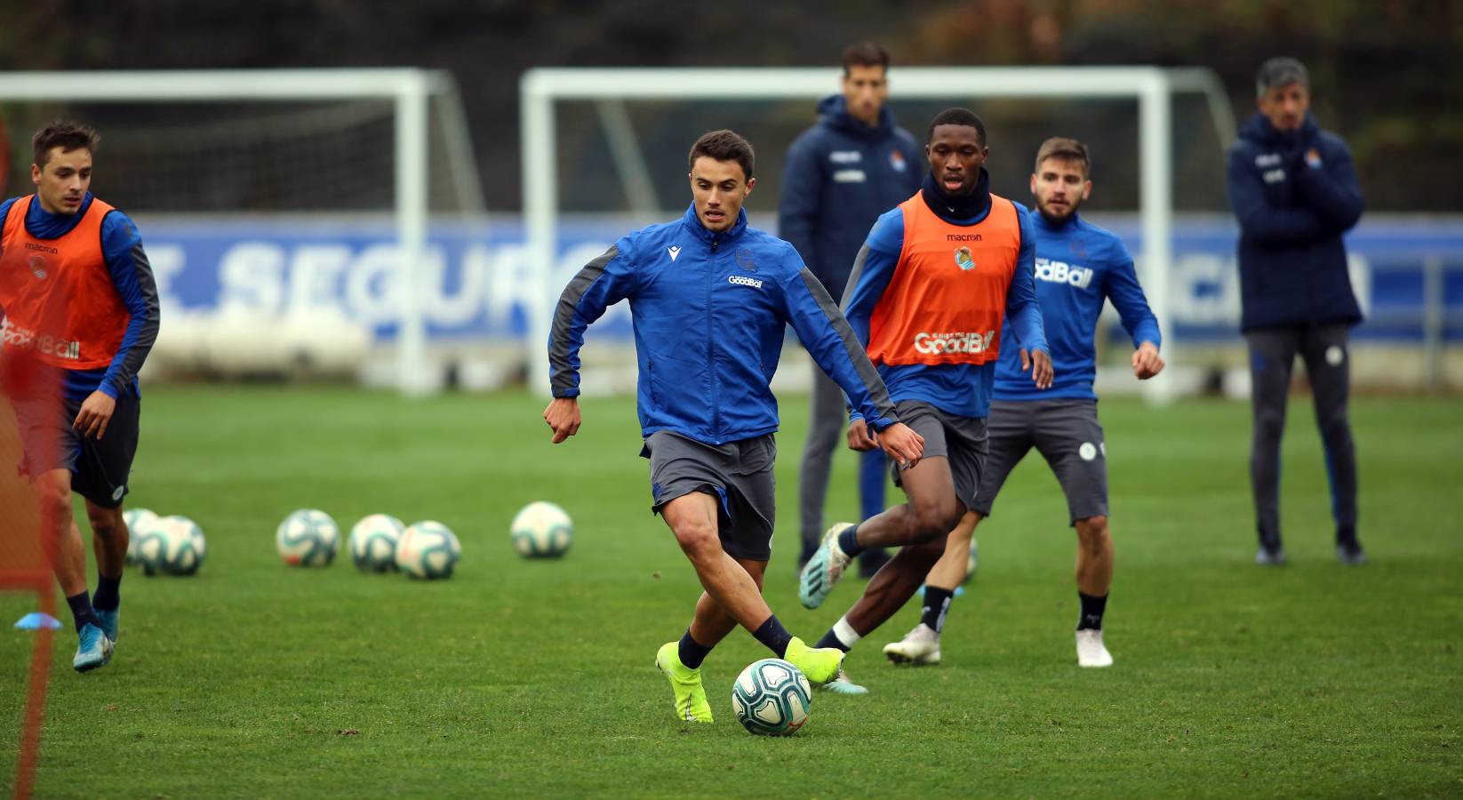 El atacante txuri-urdin no se ha podido entrenar junto al resto de sus compañeros. Illarramendi ha realizado ejercicios sobre el terreno de juego. 