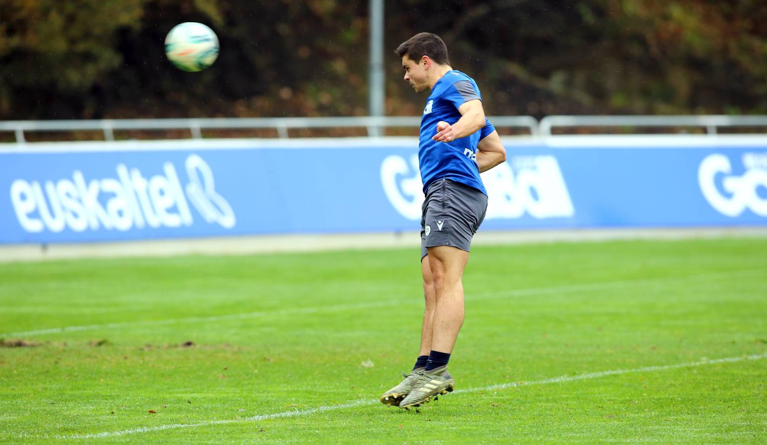 El atacante txuri-urdin no se ha podido entrenar junto al resto de sus compañeros. Illarramendi ha realizado ejercicios sobre el terreno de juego. 