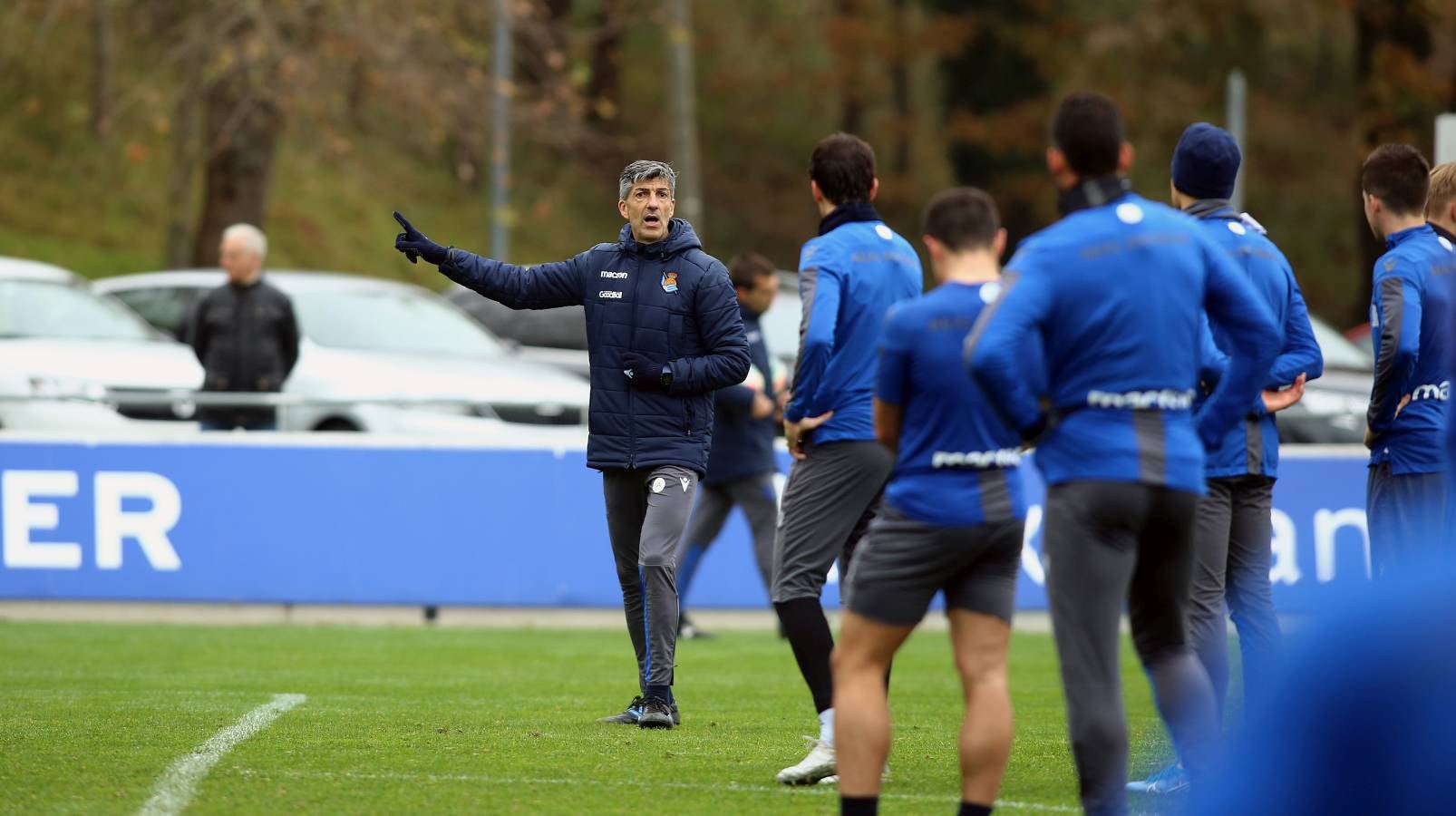 El atacante txuri-urdin no se ha podido entrenar junto al resto de sus compañeros. Illarramendi ha realizado ejercicios sobre el terreno de juego. 