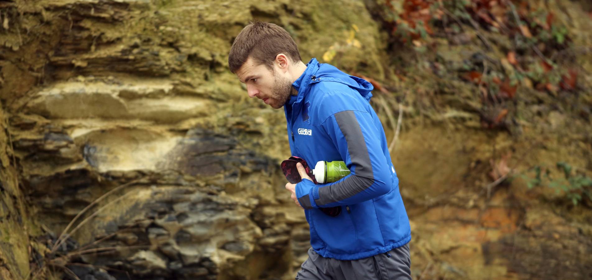 El atacante txuri-urdin no se ha podido entrenar junto al resto de sus compañeros. Illarramendi ha realizado ejercicios sobre el terreno de juego. 