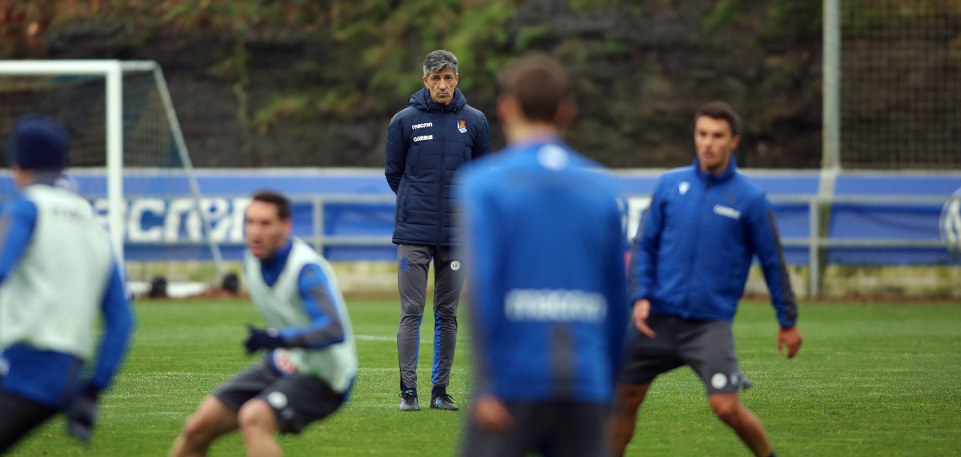 El atacante txuri-urdin no se ha podido entrenar junto al resto de sus compañeros. Illarramendi ha realizado ejercicios sobre el terreno de juego. 