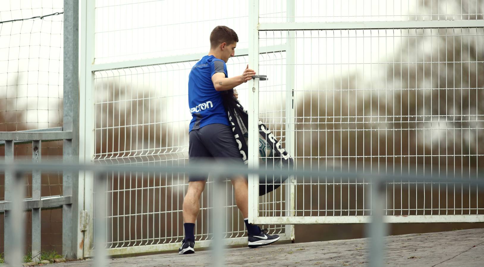 El atacante txuri-urdin no se ha podido entrenar junto al resto de sus compañeros. Illarramendi ha realizado ejercicios sobre el terreno de juego. 