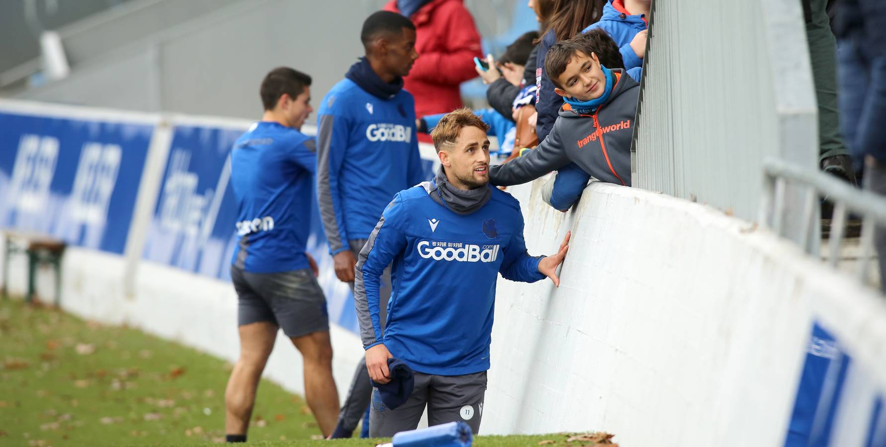 El atacante txuri-urdin no se ha podido entrenar junto al resto de sus compañeros. Illarramendi ha realizado ejercicios sobre el terreno de juego. 