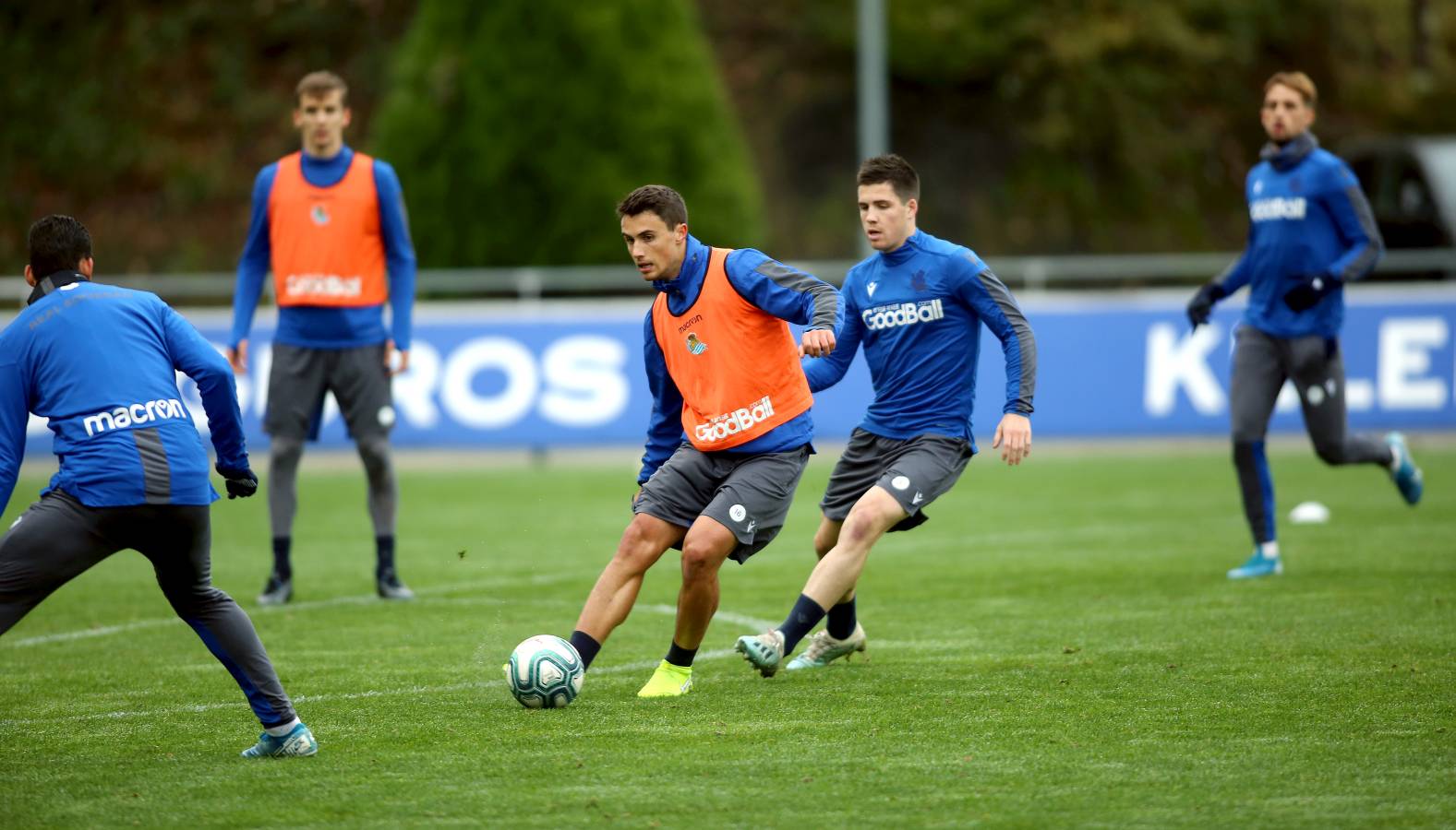 El atacante txuri-urdin no se ha podido entrenar junto al resto de sus compañeros. Illarramendi ha realizado ejercicios sobre el terreno de juego. 