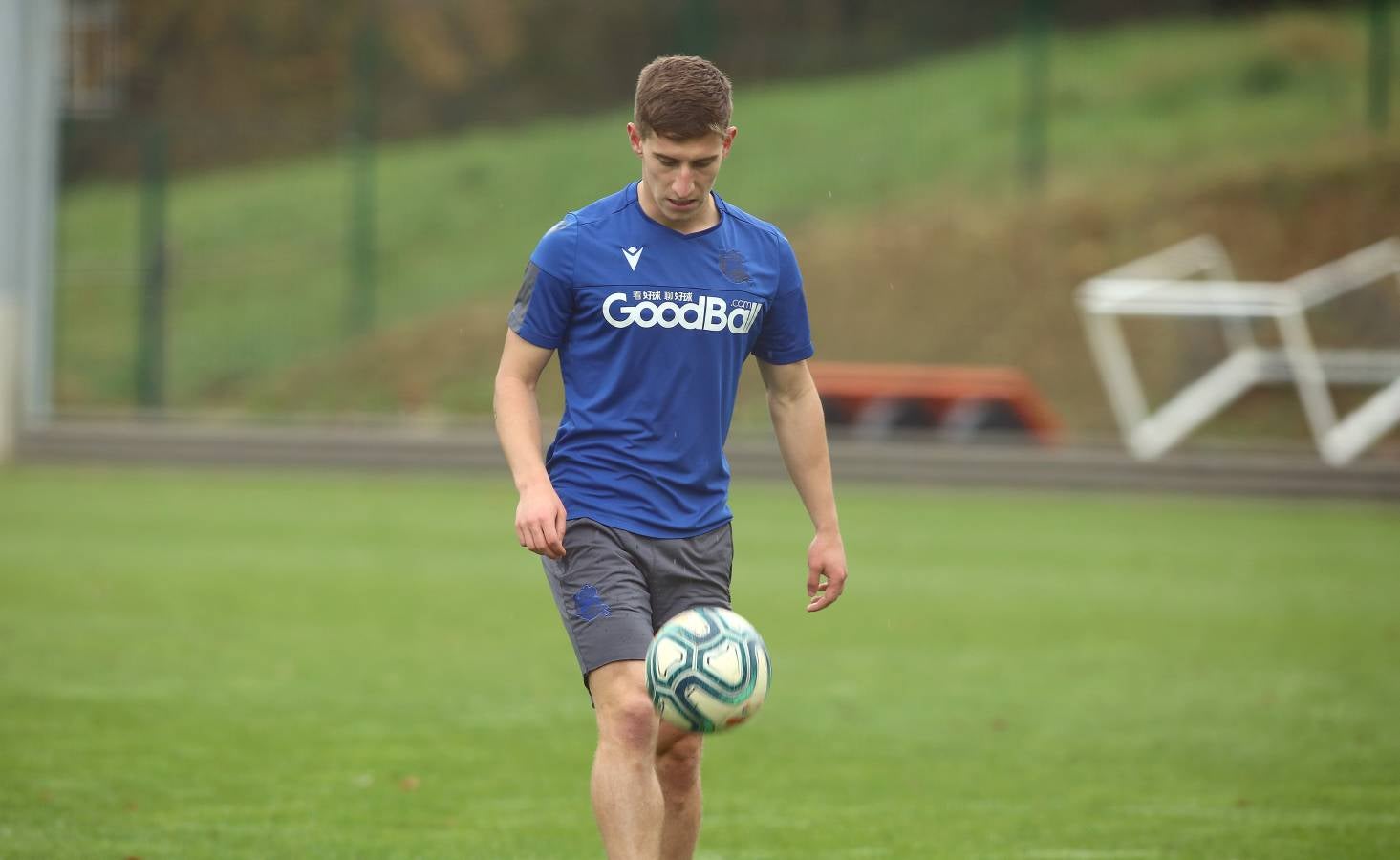 El atacante txuri-urdin no se ha podido entrenar junto al resto de sus compañeros. Illarramendi ha realizado ejercicios sobre el terreno de juego. 