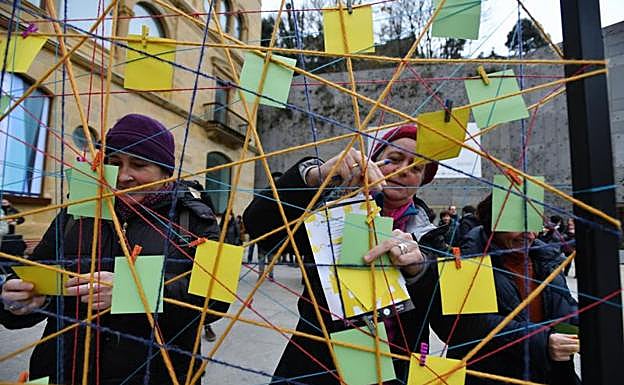 Bi emakume, haien desira eta ondorioak idazten. 