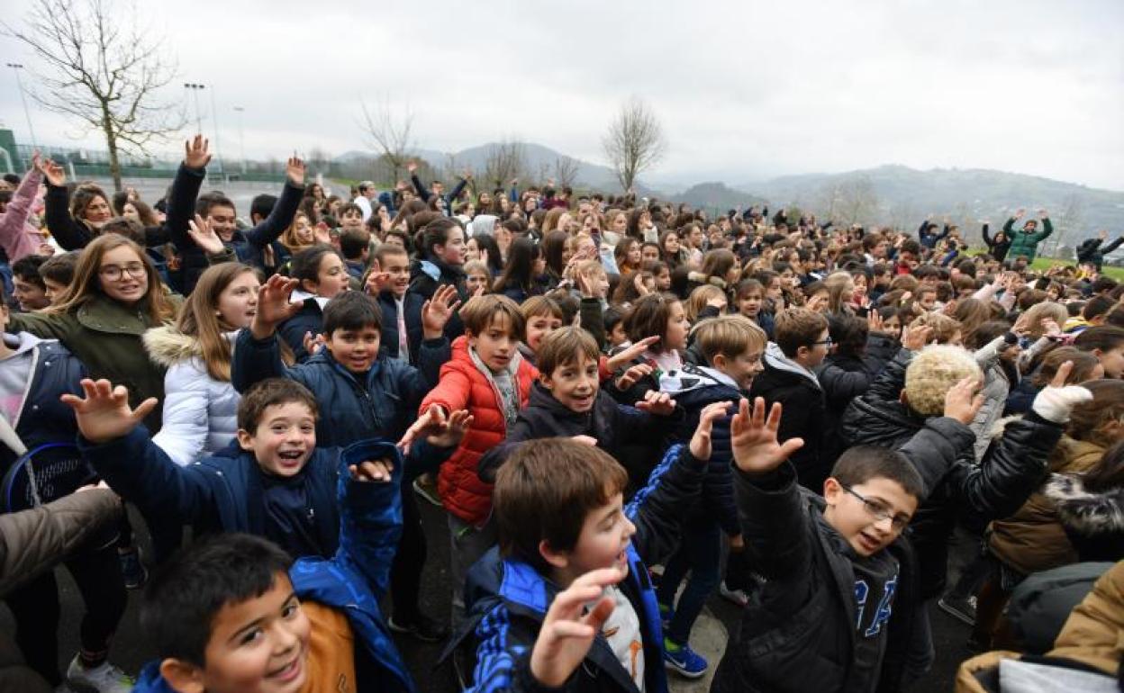 Donostiako Mary Ward eskolako haurrek atzo flashmob batean hartu zuten parte euskara sustatzeko.