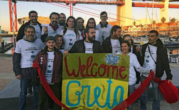 Activistas reunidos en el puerto de Lisboa para recibir a la joven activista sueca.