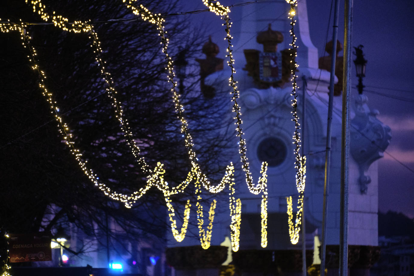 Las luces de Navidad iluminan Donostia. Por toda la ciudada hay 75 calles con más de 730 elementos, de ellos un 90% de diseños nuevos. Además, en Alderdi Eder se ha instalado un planetario de luz y sonido, una bola de diez metros de altura en la calle Easo, los árboles del Buen Pastor y el palacio de Miramar y el Mercado de Navidad. Todo ellos contribuyen a dar brillo a la ciudad.