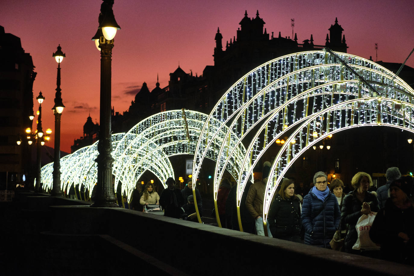 Las luces de Navidad iluminan Donostia. Por toda la ciudada hay 75 calles con más de 730 elementos, de ellos un 90% de diseños nuevos. Además, en Alderdi Eder se ha instalado un planetario de luz y sonido, una bola de diez metros de altura en la calle Easo, los árboles del Buen Pastor y el palacio de Miramar y el Mercado de Navidad. Todo ellos contribuyen a dar brillo a la ciudad.