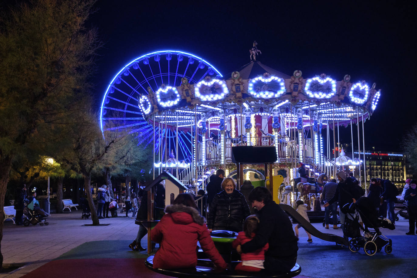 Las luces de Navidad iluminan Donostia. Por toda la ciudada hay 75 calles con más de 730 elementos, de ellos un 90% de diseños nuevos. Además, en Alderdi Eder se ha instalado un planetario de luz y sonido, una bola de diez metros de altura en la calle Easo, los árboles del Buen Pastor y el palacio de Miramar y el Mercado de Navidad. Todo ellos contribuyen a dar brillo a la ciudad.