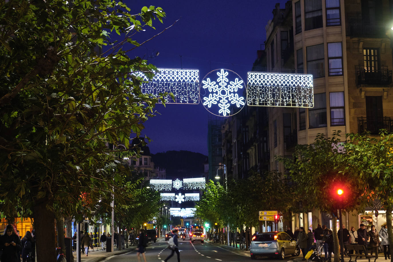 Las luces de Navidad iluminan Donostia. Por toda la ciudada hay 75 calles con más de 730 elementos, de ellos un 90% de diseños nuevos. Además, en Alderdi Eder se ha instalado un planetario de luz y sonido, una bola de diez metros de altura en la calle Easo, los árboles del Buen Pastor y el palacio de Miramar y el Mercado de Navidad. Todo ellos contribuyen a dar brillo a la ciudad.