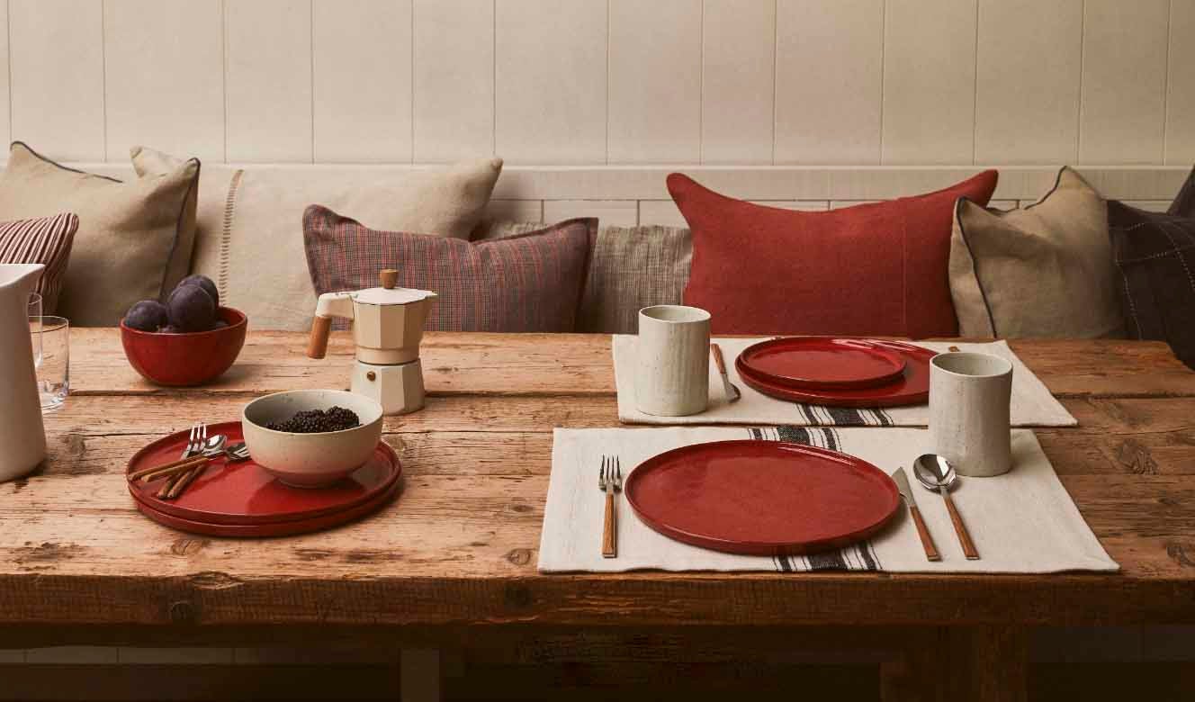 La mezcla de estilos, la utilización de toda la paleta de color; el maridaje sin complejos de materiales tan diversos como el acero, la piedra, el cristal y la madera; el auge de lo sostenible, la presencia de elementos naturales y la reutilización y reubicación de elementos decorativos del propio hogar serán la seña de identidad de un otoño-invierno marcado por las largas extancias en casa debido a la pandemia