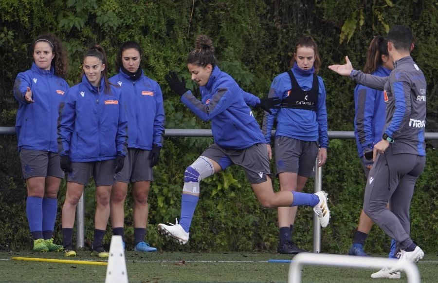 Las jugadoras de la Real Sociedad han completado en Zubieta un entrenamiento en el que han saboreado el Tambor de Oro. 