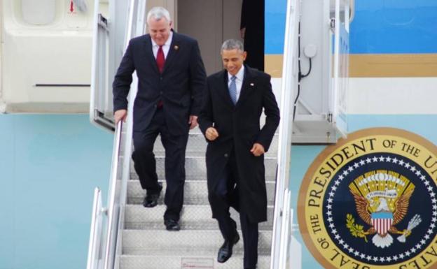 Dave Bieter desciende del Air Force One junto a Barack Obama.