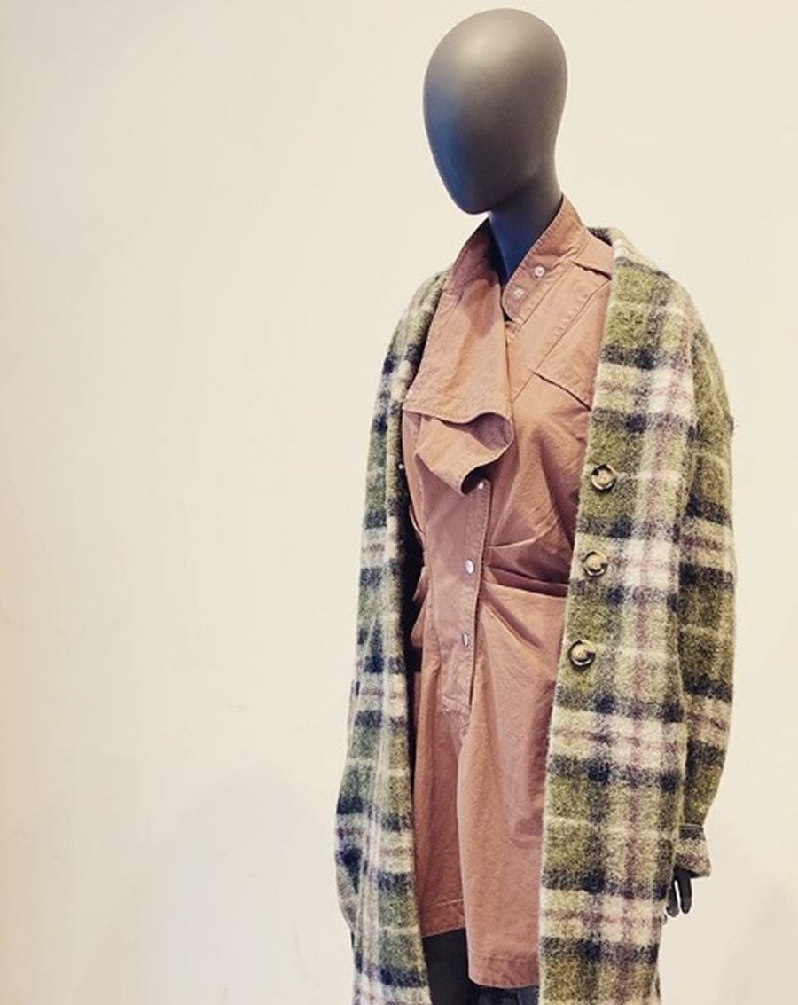 Temporada tras temporada la prenda exterior es protagonista del otoño-invierno. Siluetas rectas con cinturón ancho, colores empolvados o estampados geométricos se han convertido en el ‘must have’ de la campaña