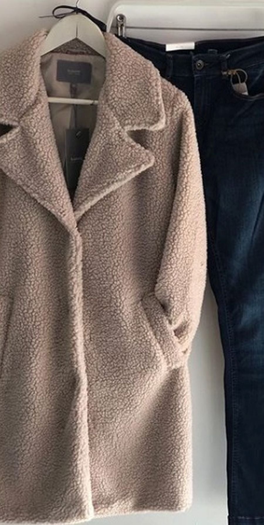 Temporada tras temporada la prenda exterior es protagonista del otoño-invierno. Siluetas rectas con cinturón ancho, colores empolvados o estampados geométricos se han convertido en el ‘must have’ de la campaña