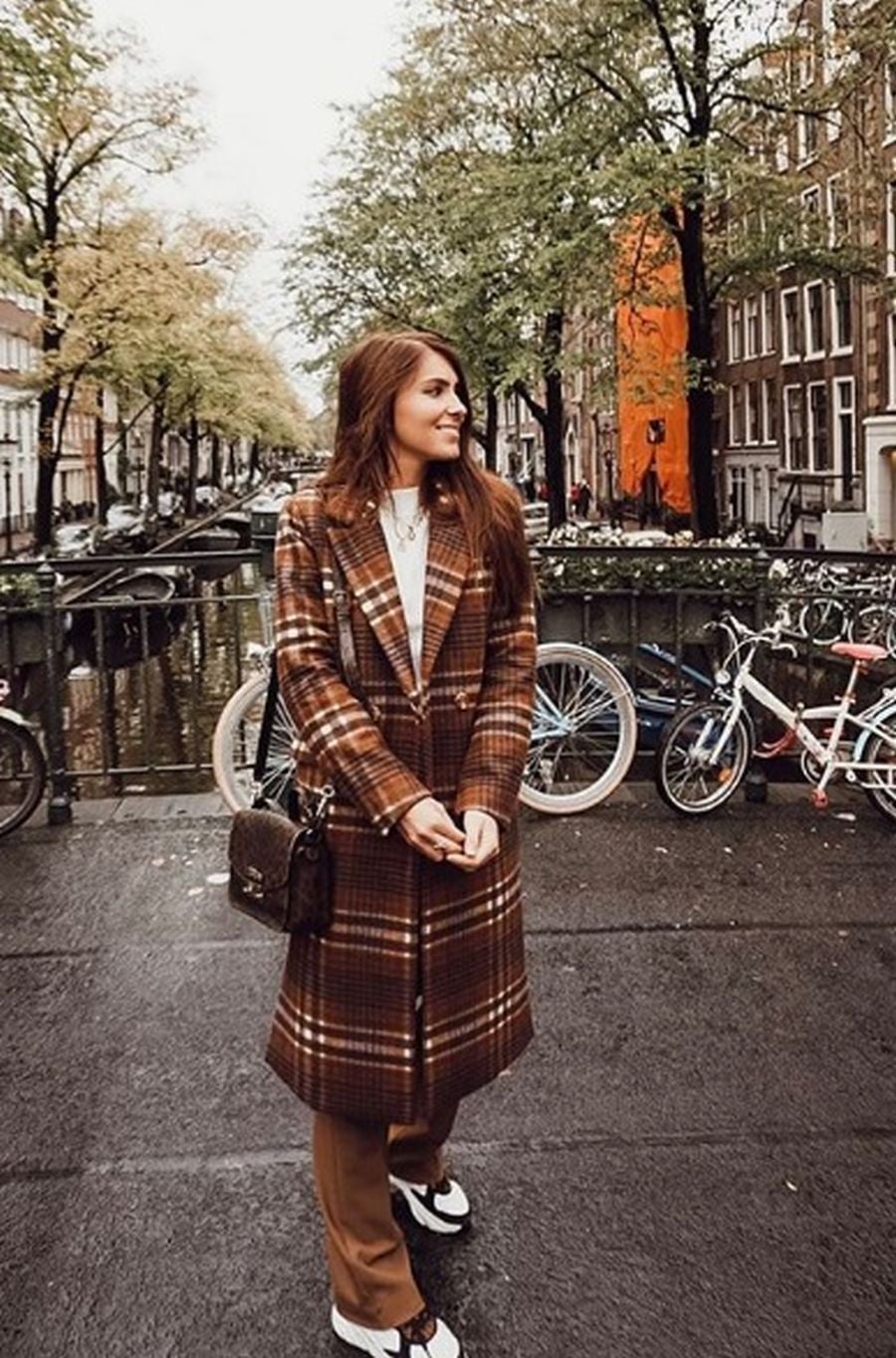 Temporada tras temporada la prenda exterior es protagonista del otoño-invierno. Siluetas rectas con cinturón ancho, colores empolvados o estampados geométricos se han convertido en el ‘must have’ de la campaña