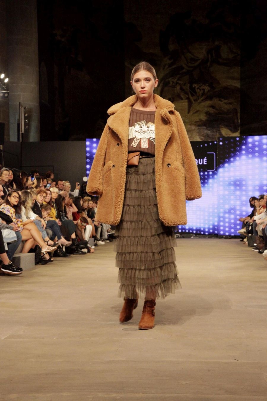 Temporada tras temporada la prenda exterior es protagonista del otoño-invierno. Siluetas rectas con cinturón ancho, colores empolvados o estampados geométricos se han convertido en el ‘must have’ de la campaña