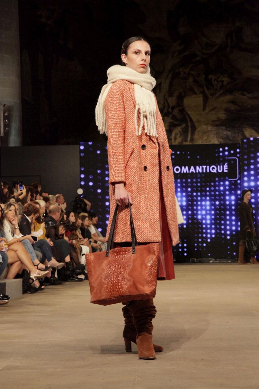 Temporada tras temporada la prenda exterior es protagonista del otoño-invierno. Siluetas rectas con cinturón ancho, colores empolvados o estampados geométricos se han convertido en el ‘must have’ de la campaña