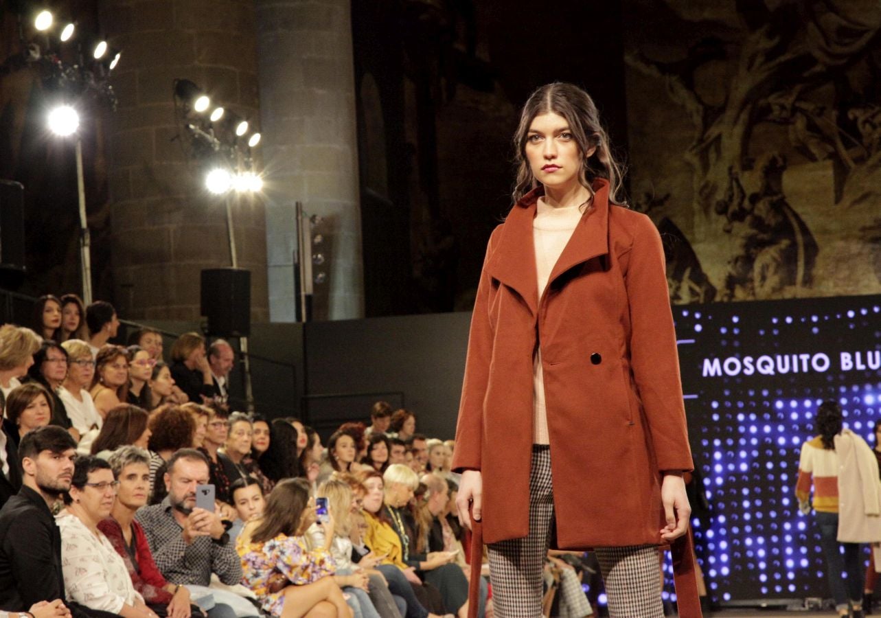 Temporada tras temporada la prenda exterior es protagonista del otoño-invierno. Siluetas rectas con cinturón ancho, colores empolvados o estampados geométricos se han convertido en el ‘must have’ de la campaña