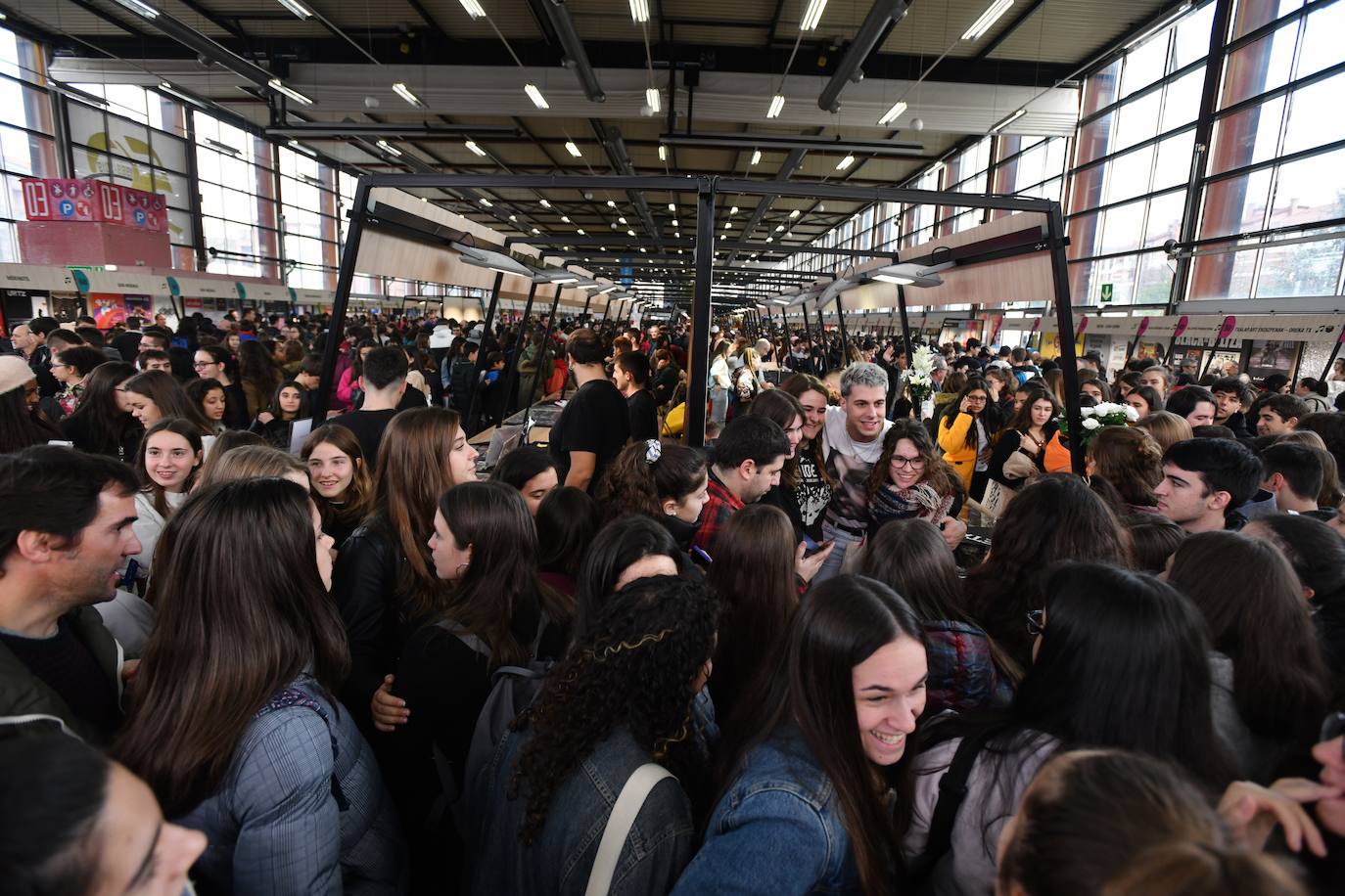 Fotos: Ikasleei zuzendutako jarduerekin hasi da 54. Durangoko Azoka