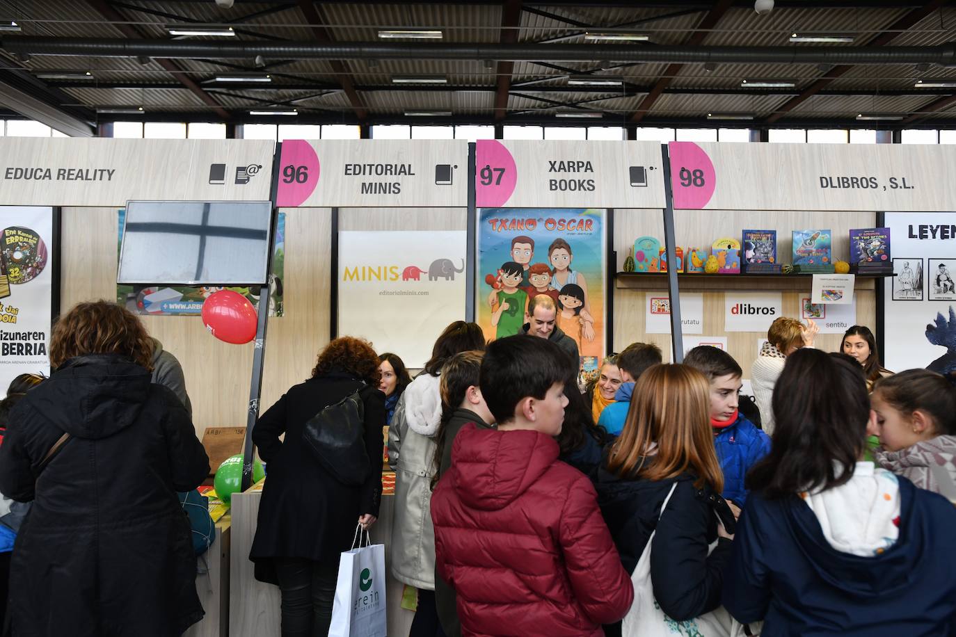 Fotos: Ikasleei zuzendutako jarduerekin hasi da 54. Durangoko Azoka