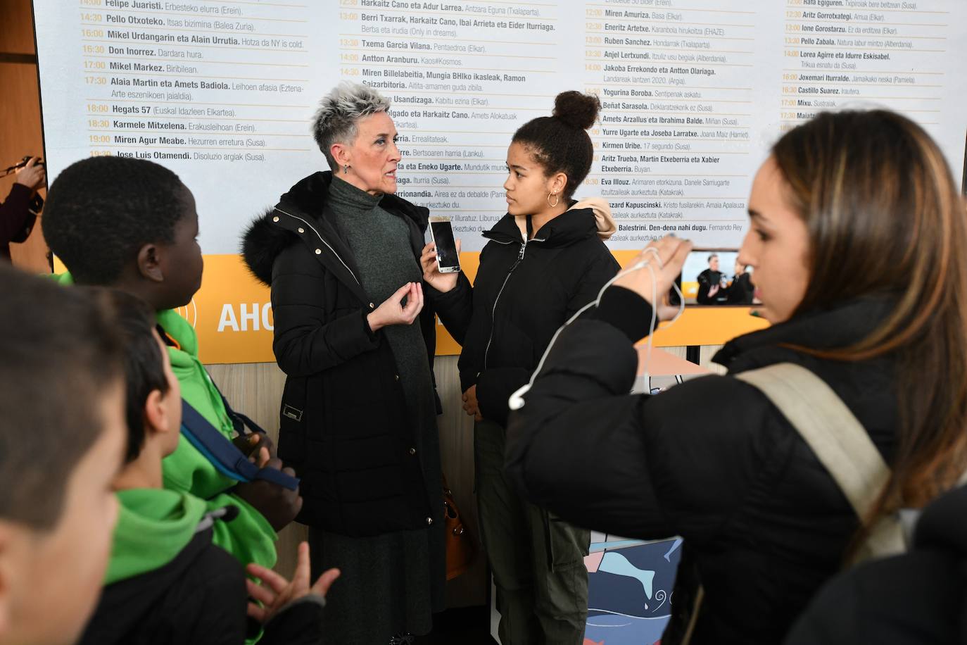 Fotos: Ikasleei zuzendutako jarduerekin hasi da 54. Durangoko Azoka